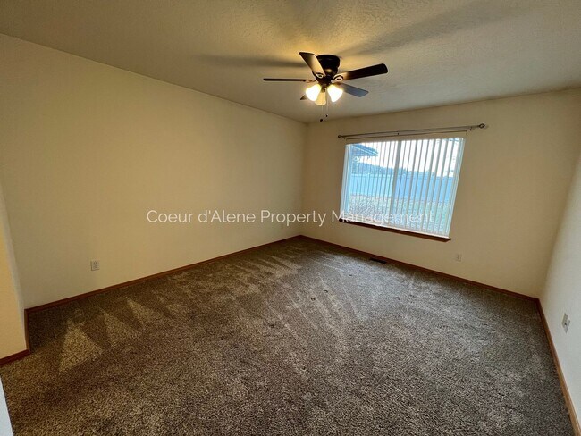 Building Photo - 2 bed townhouse in gated community w/ River access!