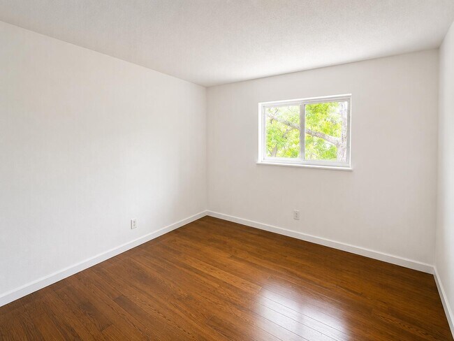 Building Photo - 5728-5728 Blueberry Ct