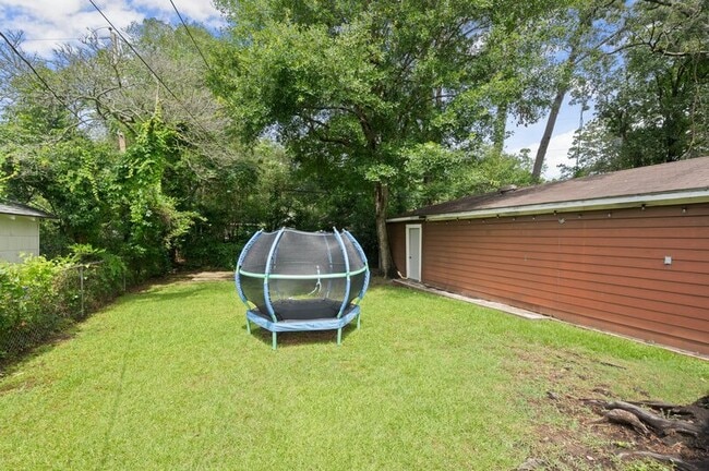Building Photo - 1642 College Dr