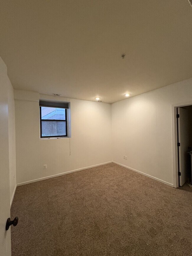 Building Photo - Spacious and Lovely Fed Hill 2bd/2ba Condo with CAC, W/D and more!