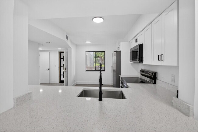 Building Photo - 14475 Strathmore Ln