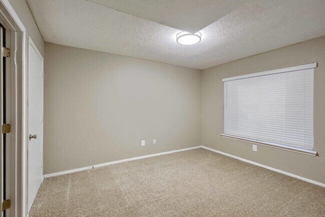 Building Photo - 501 Par Dr