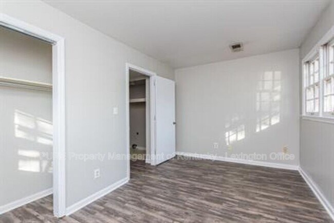 Building Photo - 3736 Camelot Dr