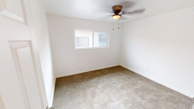 Building Photo - Large 2BD/1BA Upstairs Unit