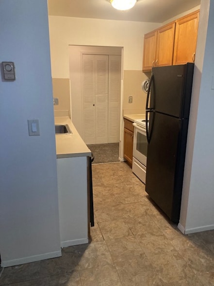 Building Photo - 21681 Hillside Dr