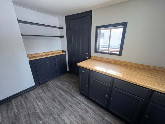 Building Photo - 610 Plum-