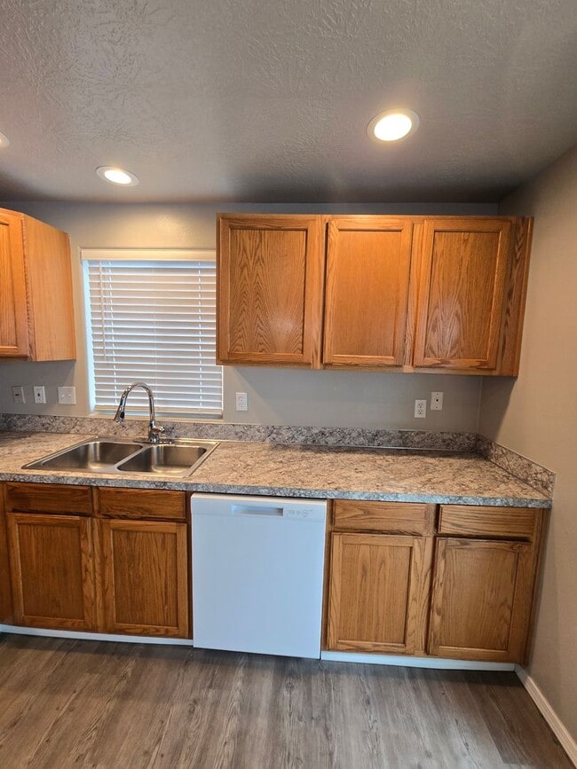 Building Photo - Pet Friendly, Single Level 3bed : 2bath Ho...