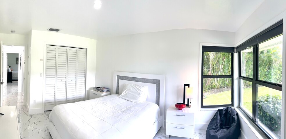 Jr Suite - Queen - 1919 Countess Ct
