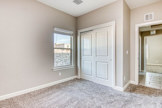 Building Photo - Eastside Beautiful 3 bed/2 baths