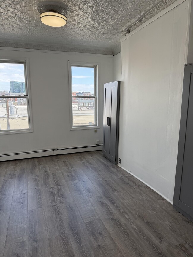 Building Photo - 630 Grand St