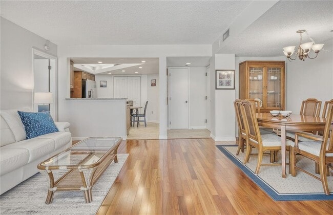 Building Photo - 690 Island Way