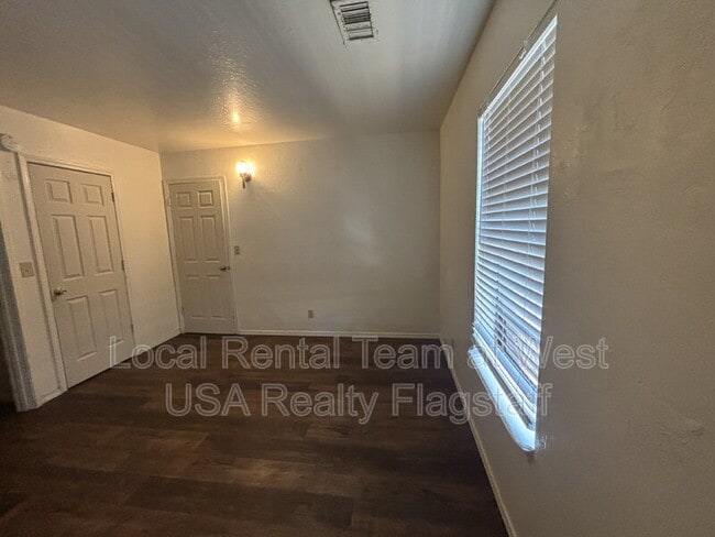 Building Photo - 625 S Fountaine St