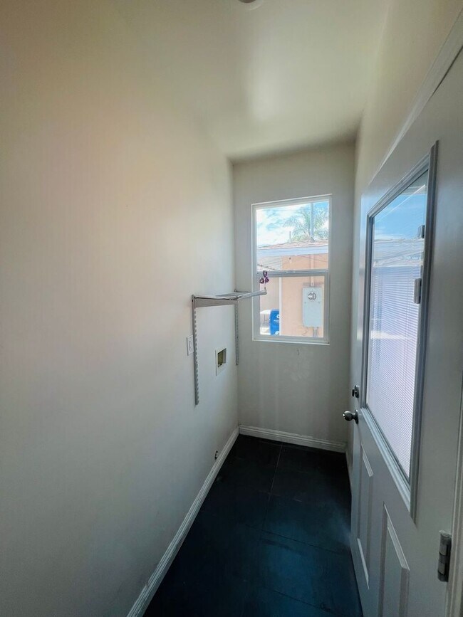 Building Photo - 1830 W Bernardy Pl