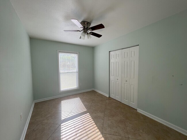 Building Photo - 1207 Sunshine Dr