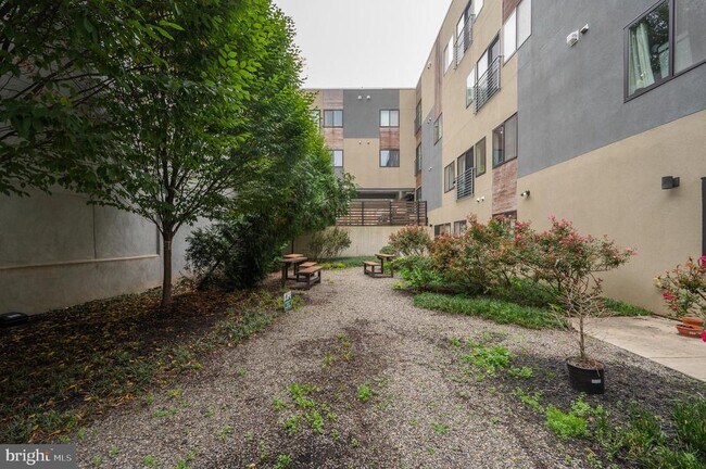 Building Photo - 3862 Lancaster Ave