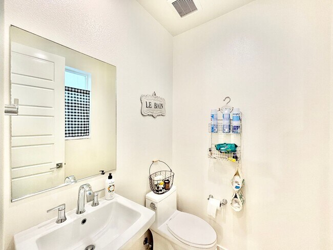 Building Photo - 1105 Canal St