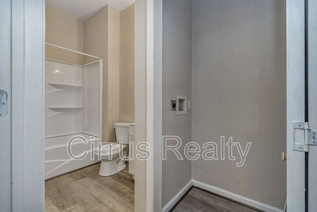 Building Photo - 301 Cedar St