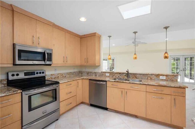 kitchen - 400 Live Oak Rd