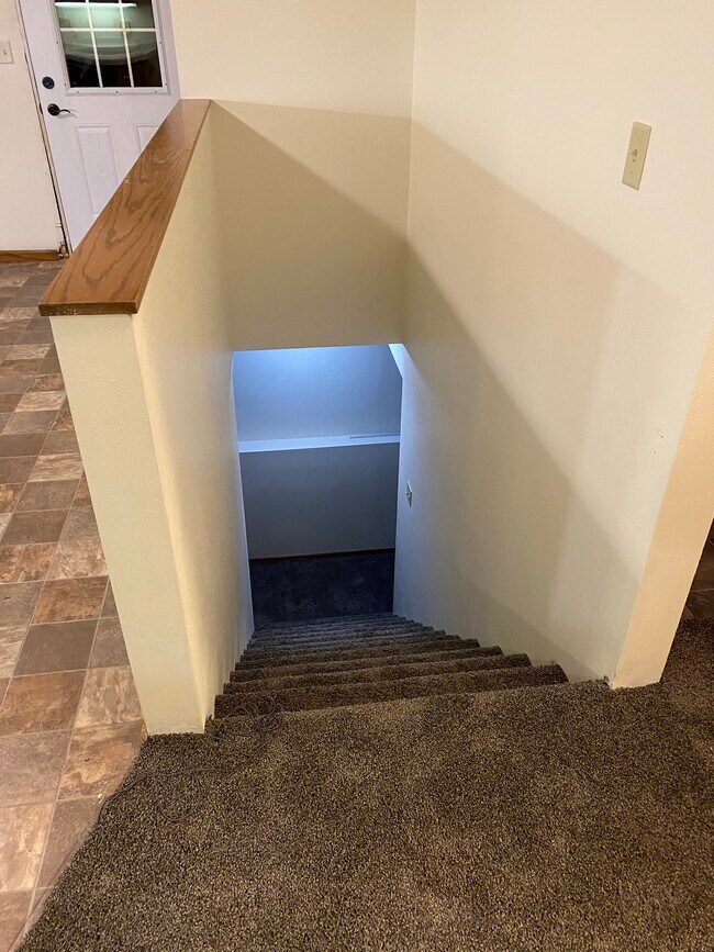 Staircase to lower level - 1127 Glenn Pl