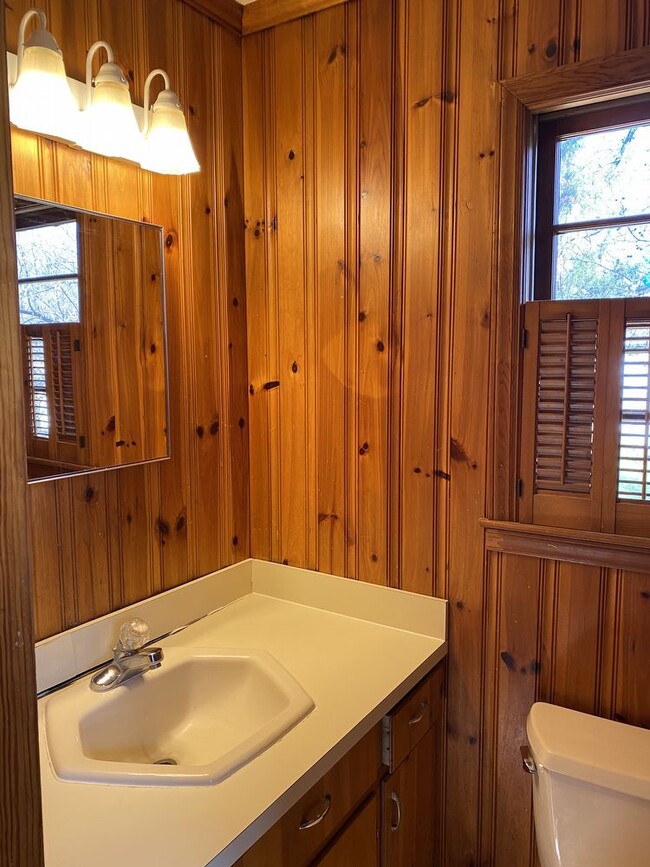 Building Photo - Three bedroom 1.5 bath home