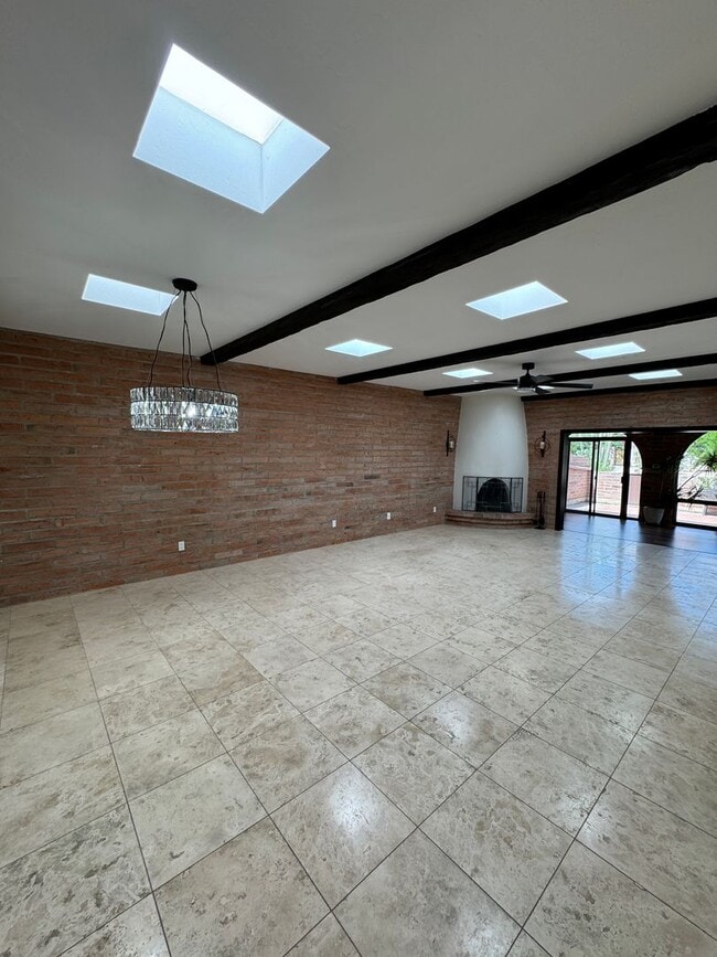 Building Photo - Sophisticated Catalina Foothills Sanctuary: Premium 3-Bedroom Townhome with 2-Car Garage