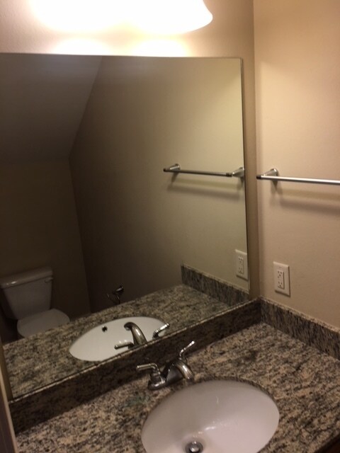 Building Photo - Beautiful Townhome in Arbor Lakes!