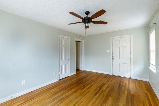 Building Photo - 3 bedroom less than 1 mile from Tech