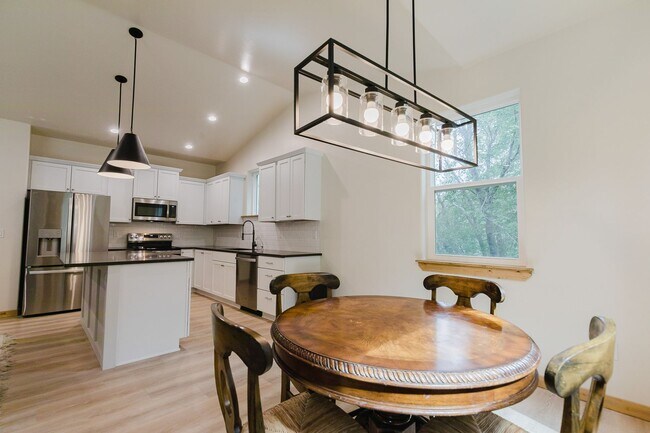 Building Photo - Beautiful New Construction Mountain Retreat