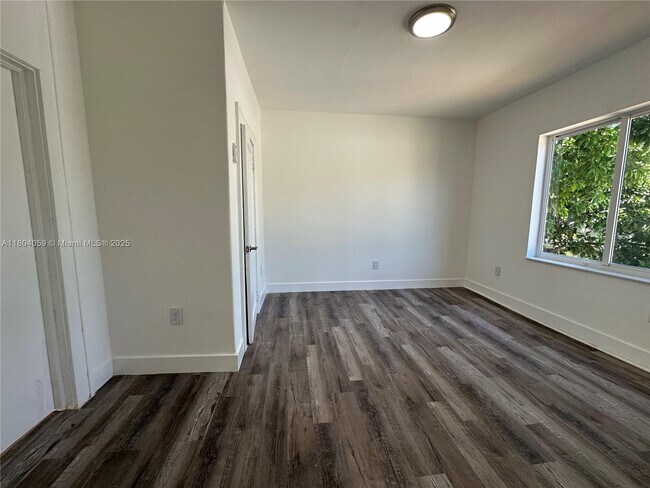 Building Photo - 1630 SW 10th St