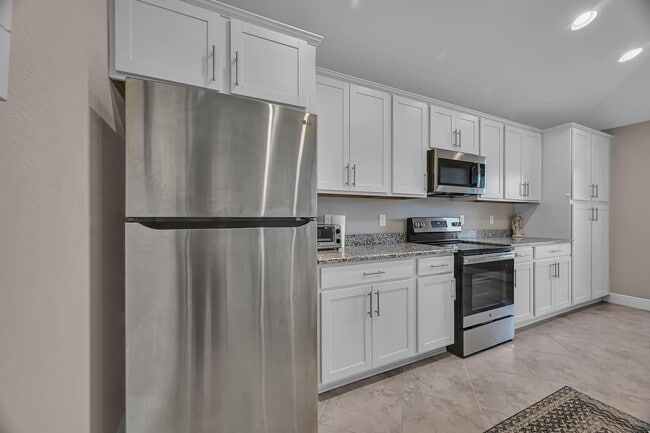 Building Photo - 713 SE East Ave