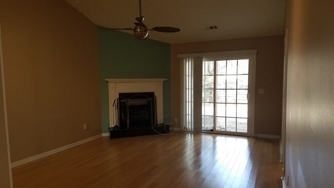 Building Photo - Kennesaw Town House