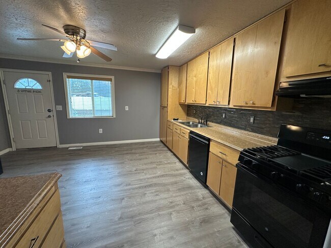 Building Photo - Cute and Cozy 2 Bed, 1.5 Bath Townhome in the Meadows!