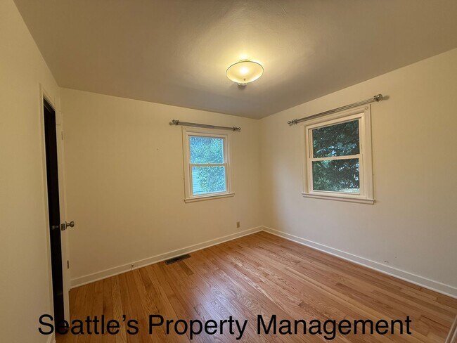 Building Photo - Deceptively Large Wedgewood Home!
