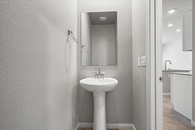 Building Photo - Newer 4 Bd, 3 Bth, Granite Countertops and Entertainer’s Dream!