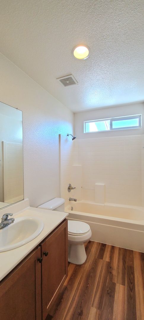 Building Photo - BEAUTIFULLY MAINTAINED SINGLE FAMILY HOME ...