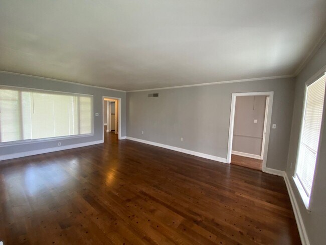 Building Photo - 4320 Bishop Hills Dr