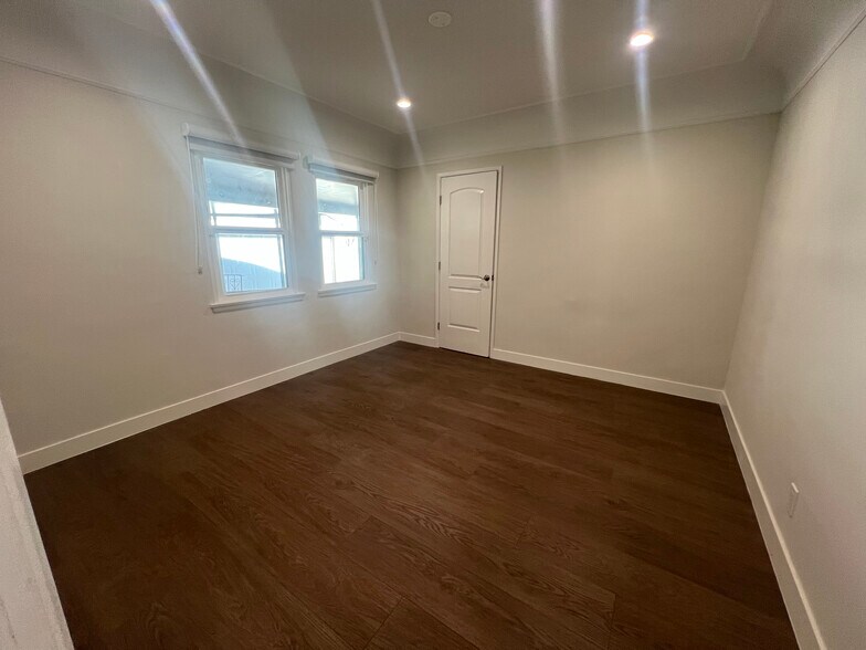 Building Photo - 1518 S Carmelina Ave