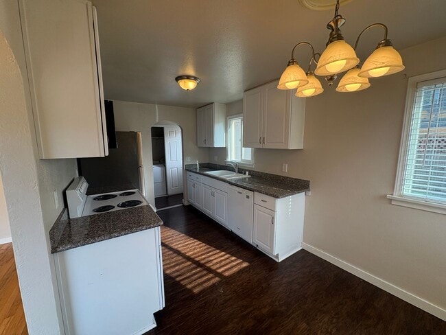 Building Photo - Peaceful Small-Town Getaway!