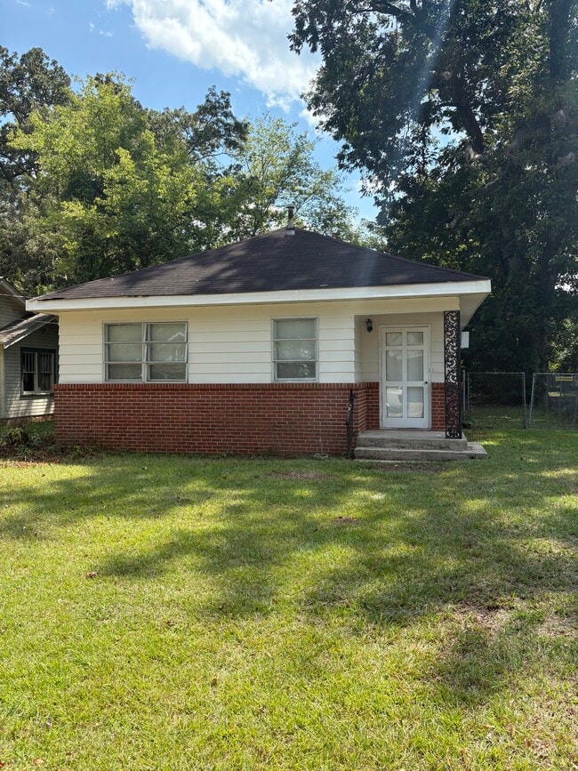 Primary Photo - 2020 E 3rd St