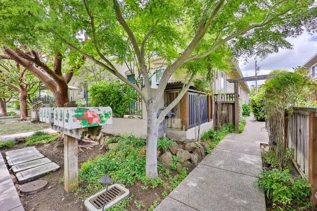 Building Photo - 492 Tyndall St