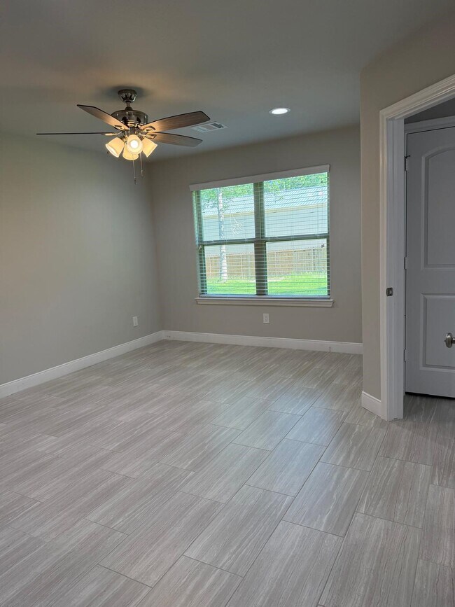Building Photo - 11158 Lake Dr W