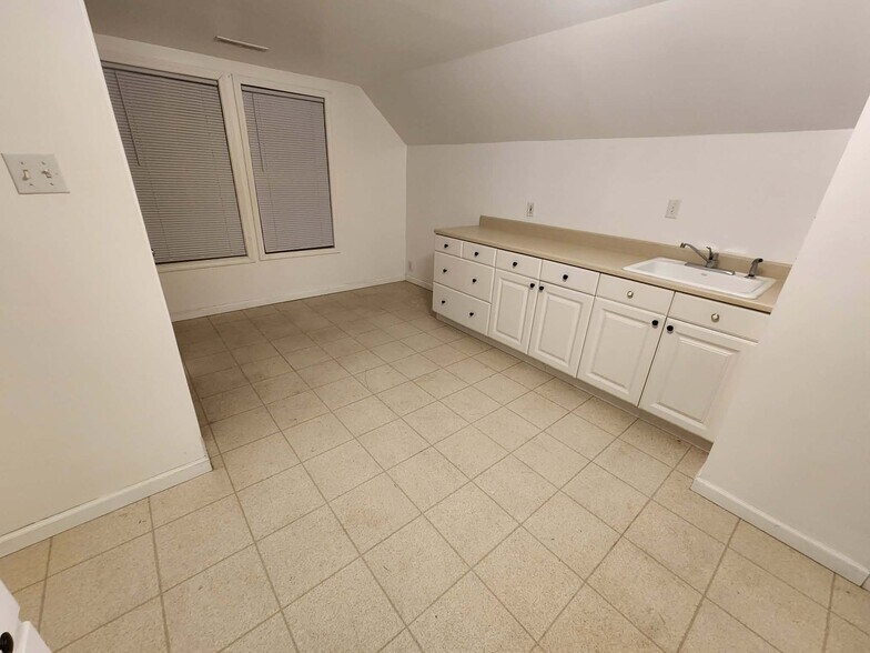 Building Photo - 2555 S 68th St