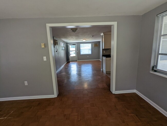 Building Photo - Nicely Sized One Bedroom House in Bevelry ...