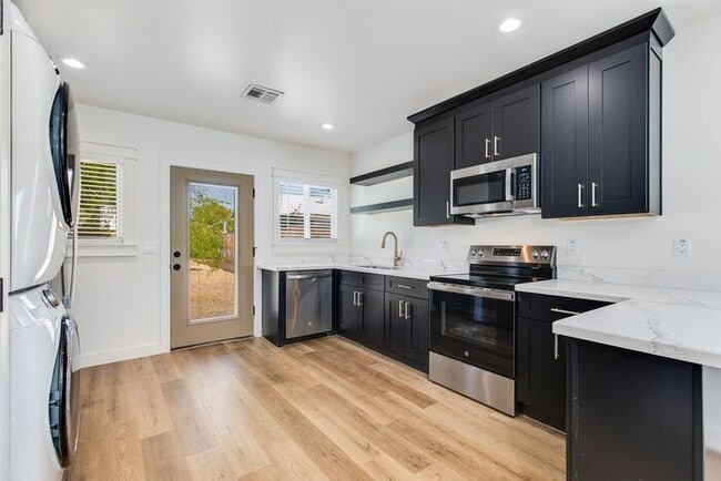 Building Photo - 2bedroom Casita