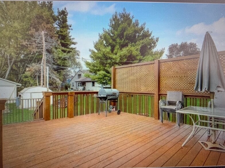 Deck - 307 Valorie Ln
