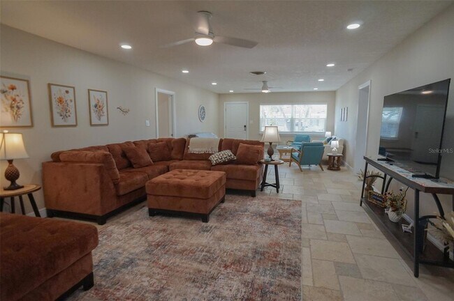 Building Photo - 929 Lantana Ave