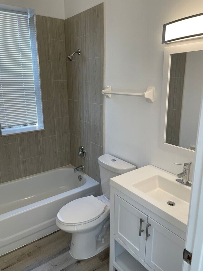 Building Photo - GORGEOUS 2/1 -  RENOVATED! Stainless, Granite, In Unit W/D