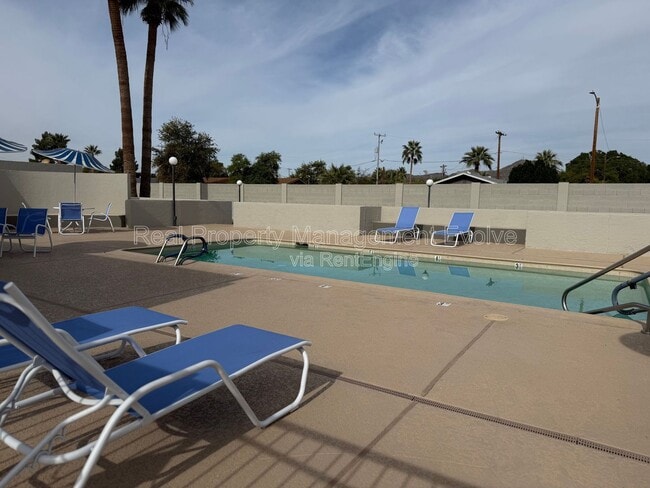 Building Photo - 606 E Royal Palm Square N