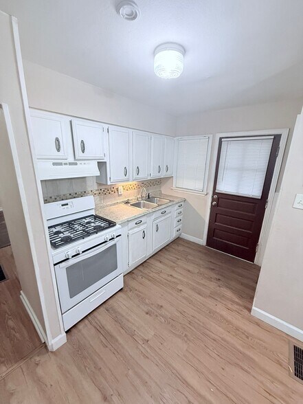 Building Photo - 9849 Green Valley Dr