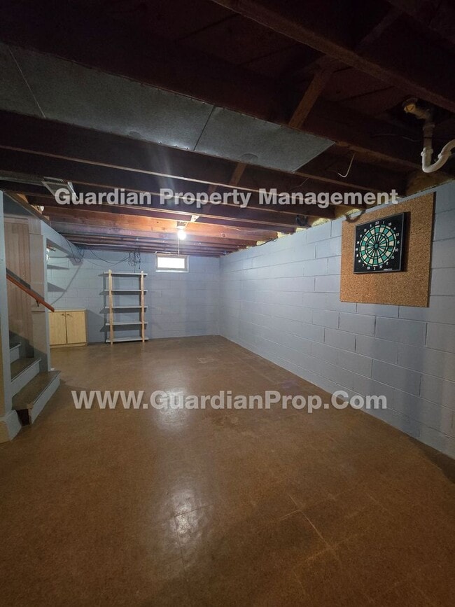 Building Photo - Available now! House with extra office/bonus room! new LVP flooring throughout, main floor living...